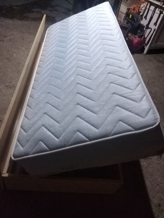 Легло с матрак като нова