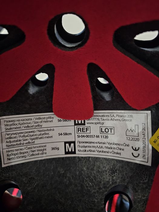 Неизползвани Ferrari детска каска и протектори размер М