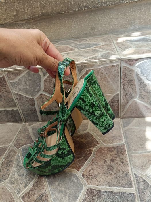 Vând sandale dama piele naturala,model deosebit, mărimea 39.