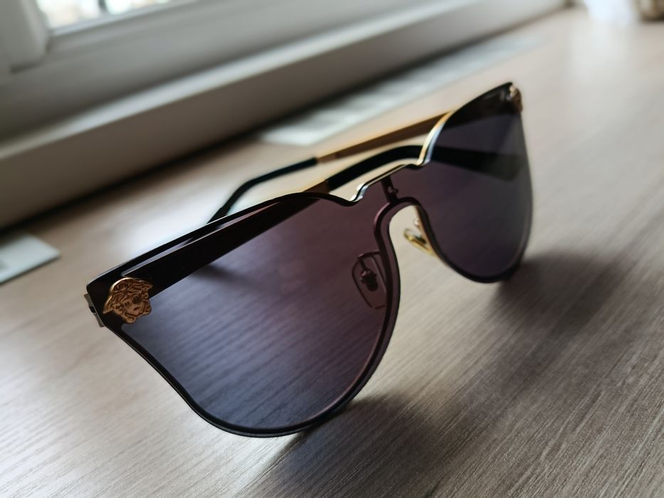 Очки Versace оригинал :3
VE 2120/s Black Gold/Brown
Made im Italy
+998