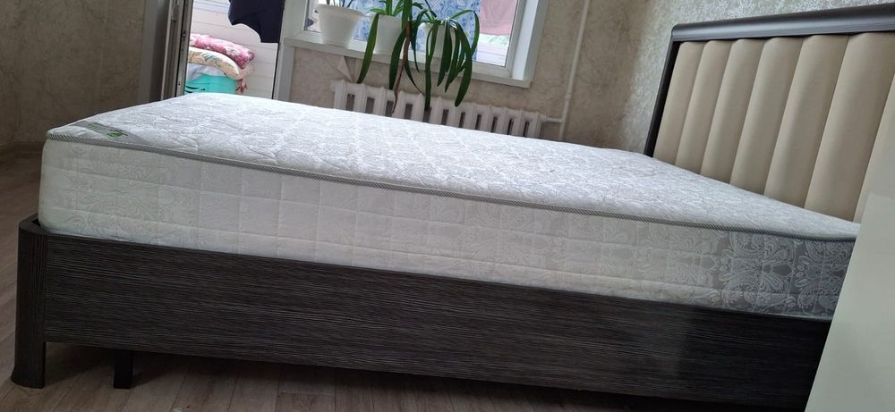 Продам двуспальнюю  кровать с матрасом