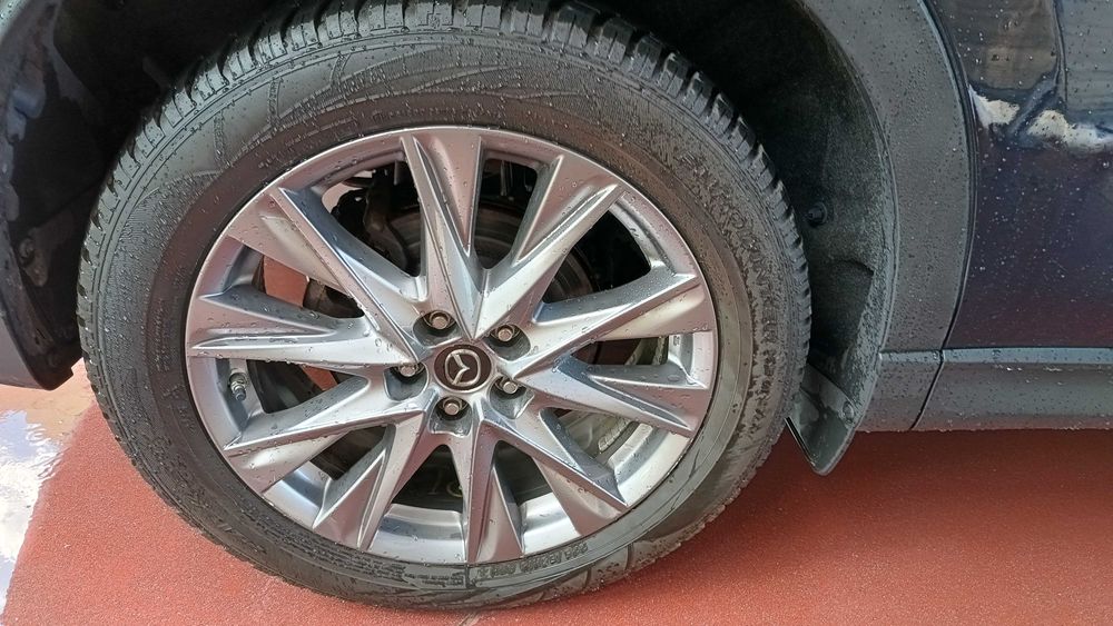 Продавам комплект от 4 броя зимни гуми Falken Eurowinter HS01 SUV. Гумите са в отлично състояние.