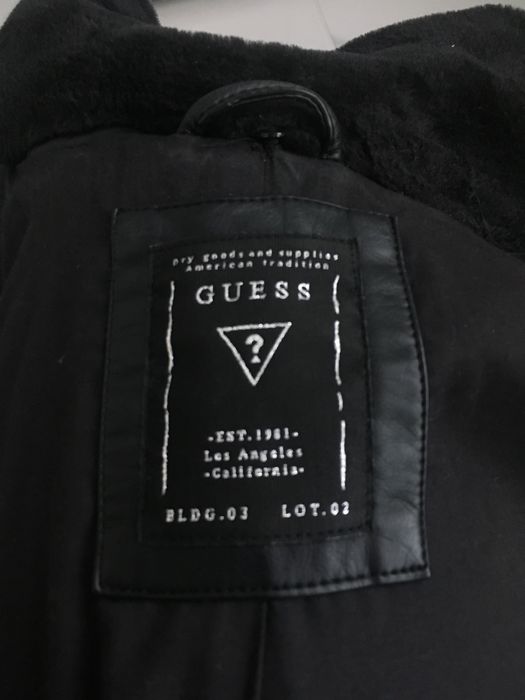 Дамско зимно яке от изкуствена кожа на GUESS.