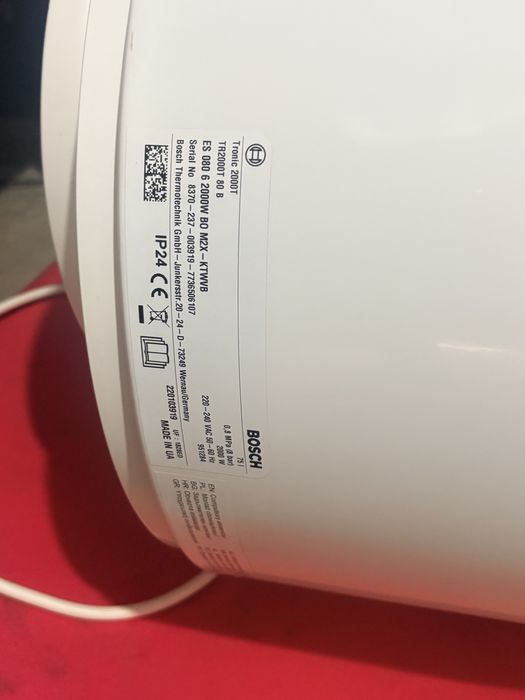Boiler electrict Bosch Tronic 2000T 80L,2000W. A fost folosit maxim 2 saptamani este ca si nou , nu mai am garantia la el.