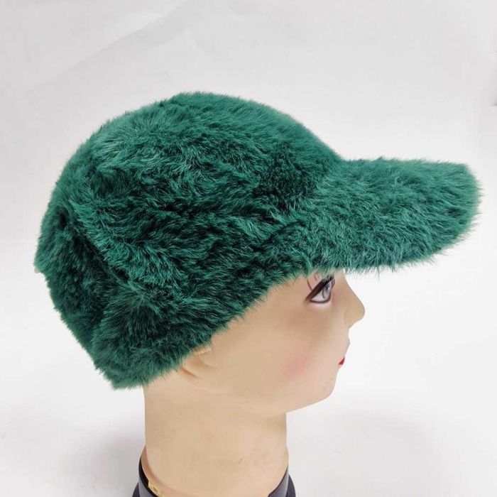 Топла дамска шапка с козирка - пухкав зимен комфорт