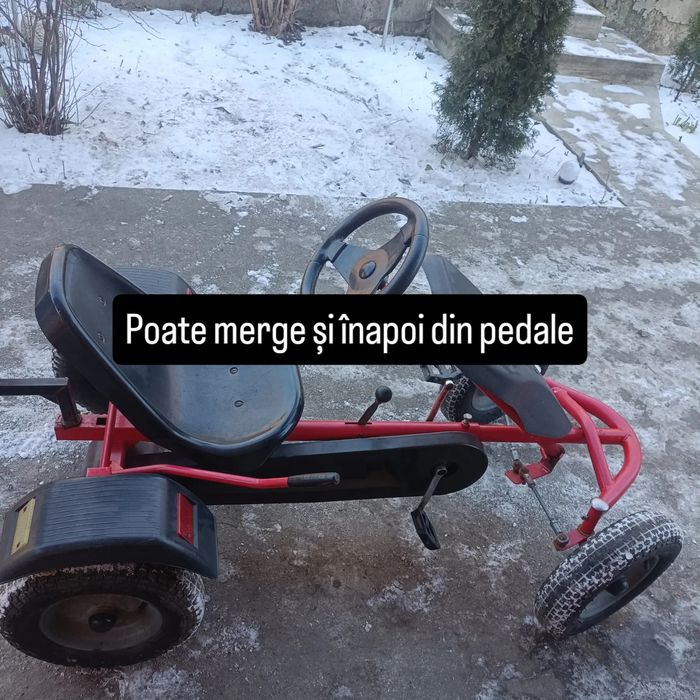 Cart cu pedale care are 4 roti de cauciuc