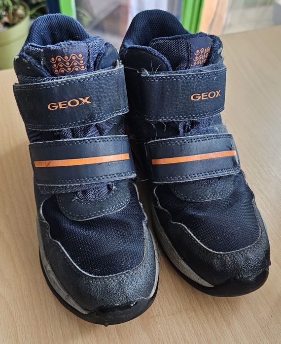 Детски апрески Geox втора употреба и детски розови боти номер 34.
