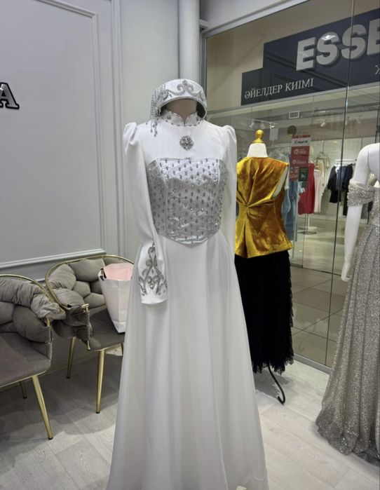 платье Ұзату, сырға салу