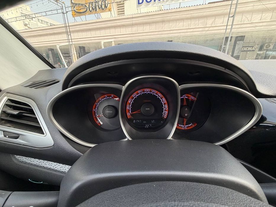 Продается лада Веста св кросс 1.8 механика 2019г.в.