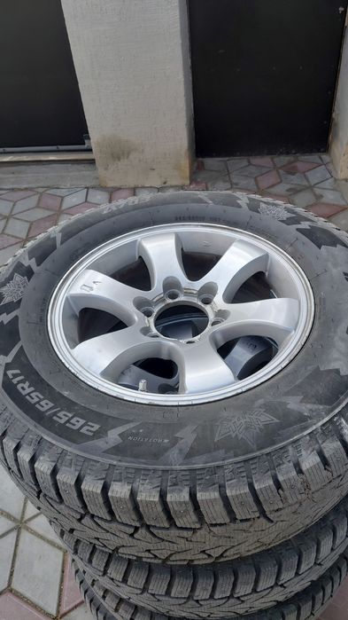 Продам новые нипованые шины с дисками от тоета поадо