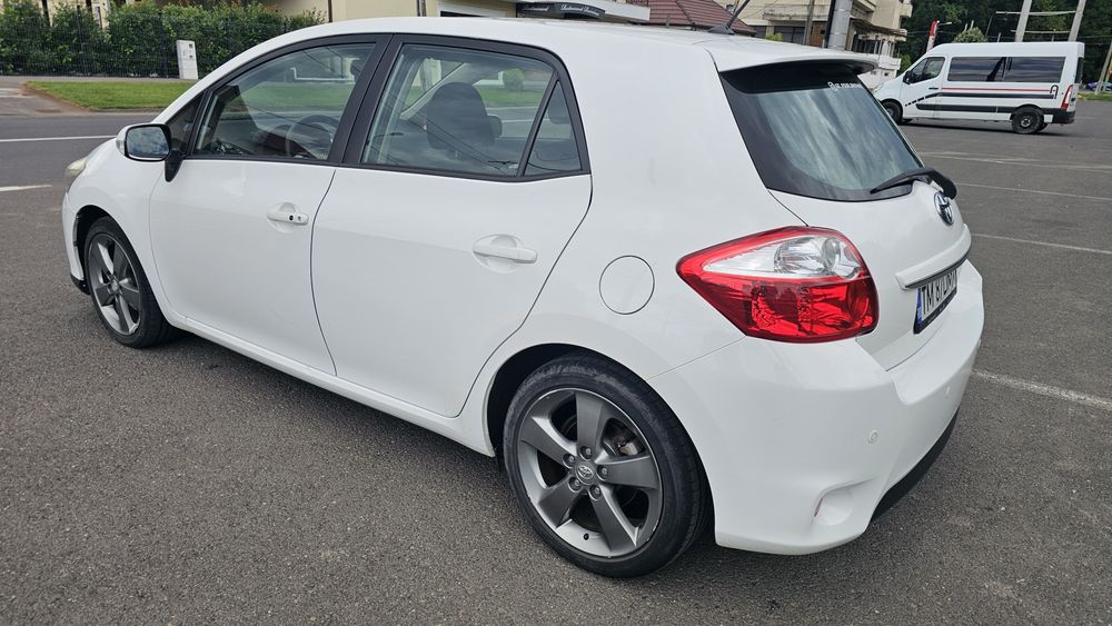 Toyota Auris Hybrid 2012