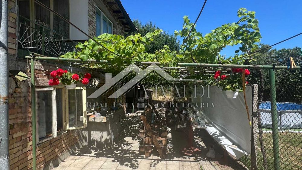 Къща с двор 1050 кв.м в центъра на с. Бенковски, ток, вода