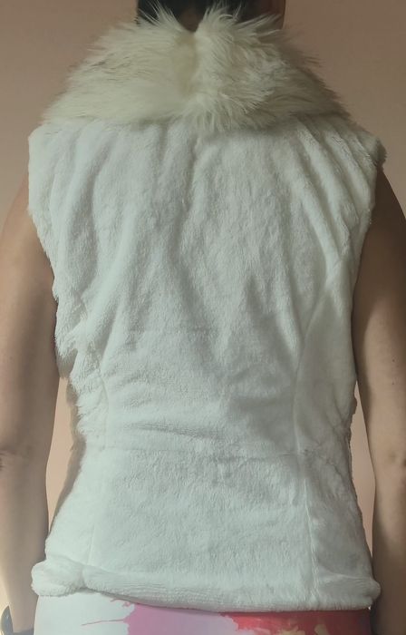 Бял пухен елек с колан