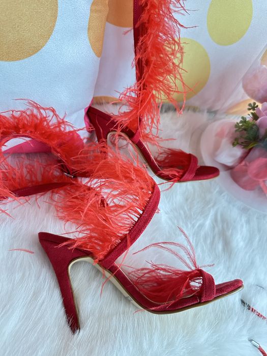 Червени сандали на ток с пера