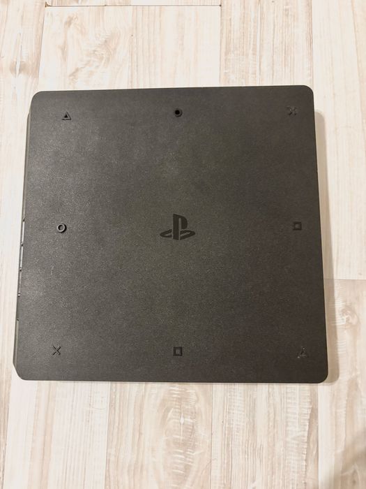 PlayStation 4 Slim с кутия и 3 джойстика