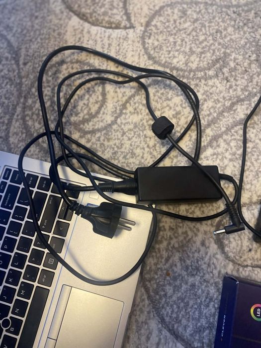 Vând 2 laptopuri 3 tastaturi mousepad mouse suport laptop