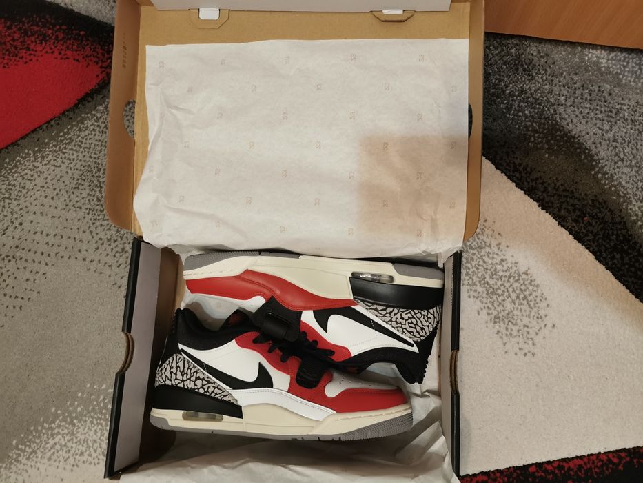 Vând Nike Jordan