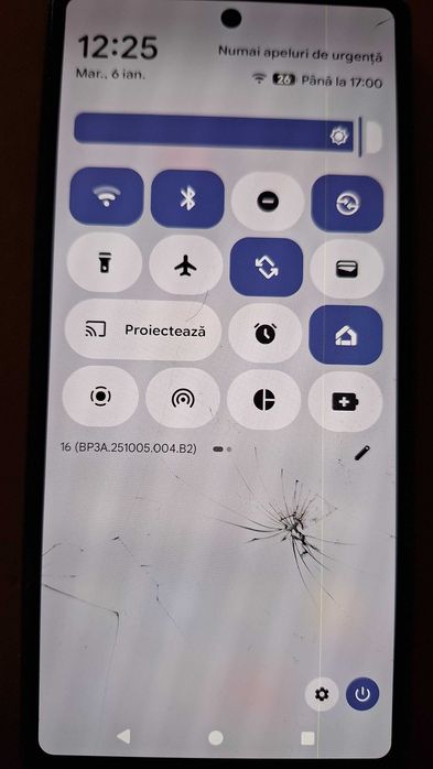 Smart phone Google Pixel 7a cu display crăpat