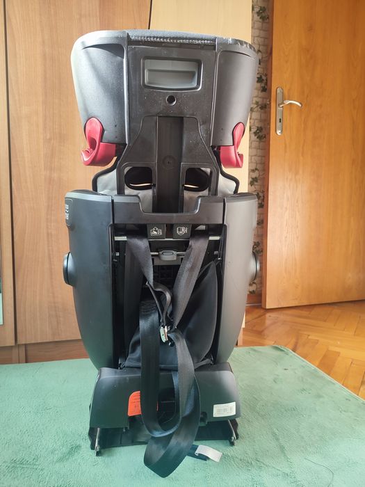 Britax romer Advansafix IV R  (с незапарваща дамаска!)