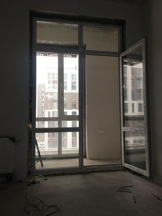 Перегородка, витражное окно с дверью