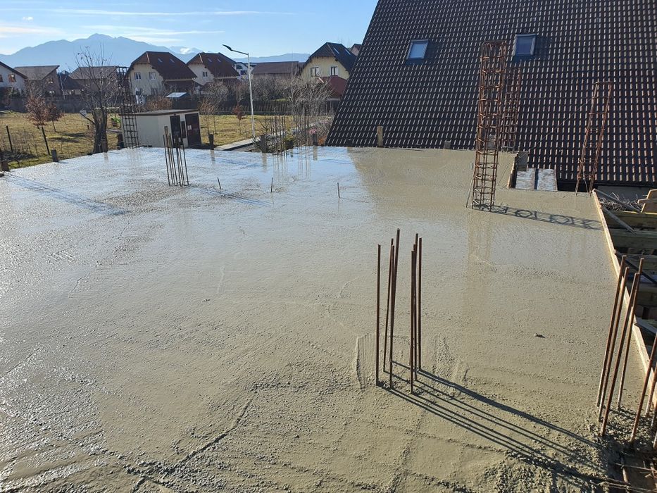 Execut lucrări de construcții. Case la rosu.instalati.finisari interio