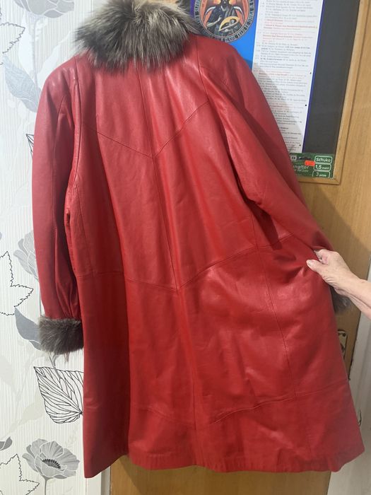 Vand haina de piele naturala cu blanita de vulpe argintie.