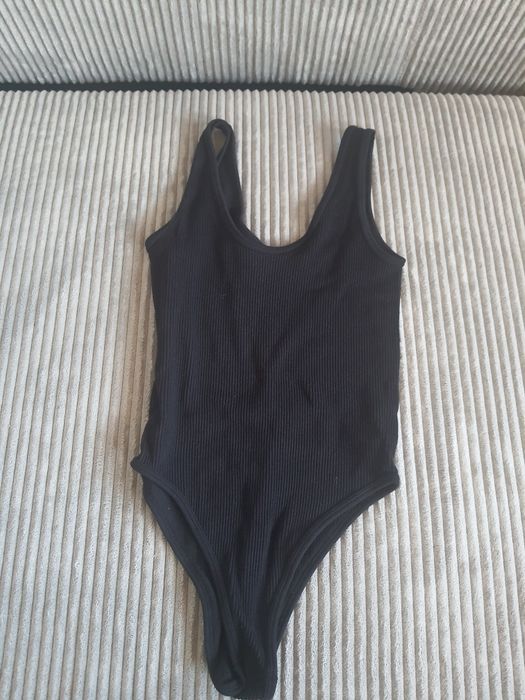 Потници на Zara и River Island