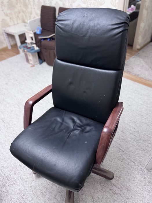 Офисное кресло в хорошем состоянии