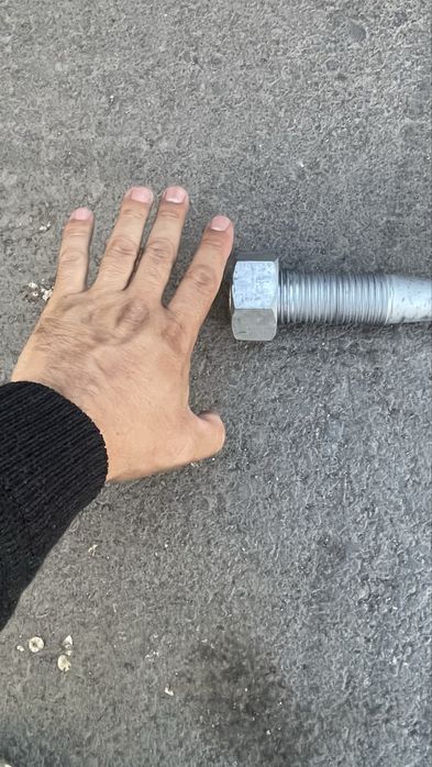 Болт толстый, оценкованый кажется