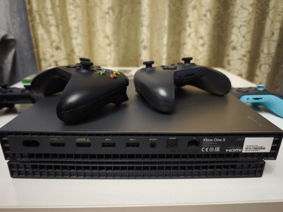 Xbox one x 1000GB+jocuri și 4 controller