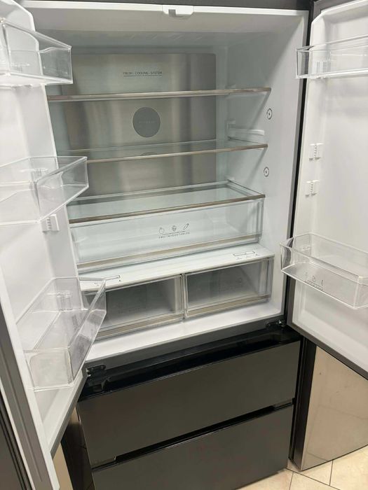 Хладилник с фризер Hanseatic HFD18983EBI транспортен дефект