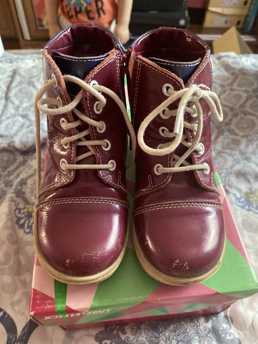 Аяқ киимдер сатылады