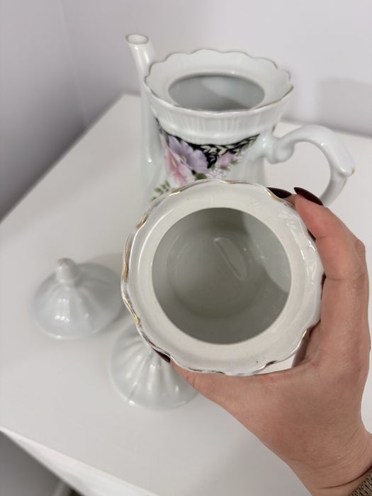 Чайник и сахарница