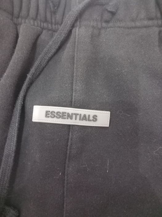 pantaloni essentials negri scurti