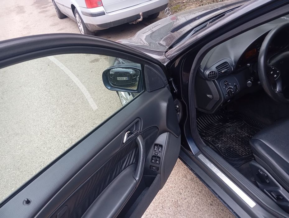 Vând Mercedes-Benz C-Class W203,
