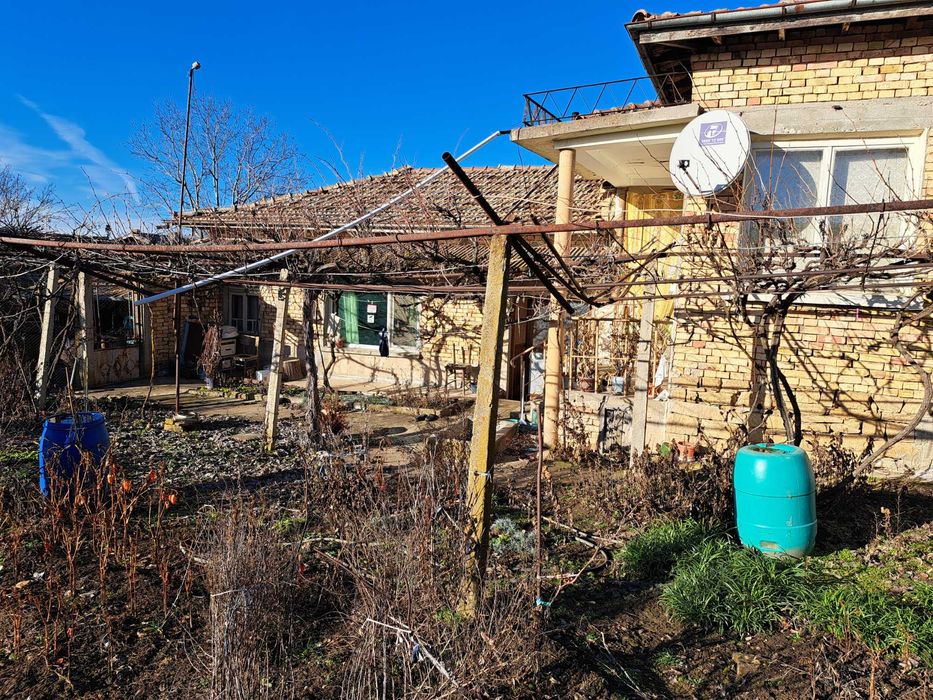 Продавам къща със стопански постройкии и дворно място, с.Медовина , община Попово