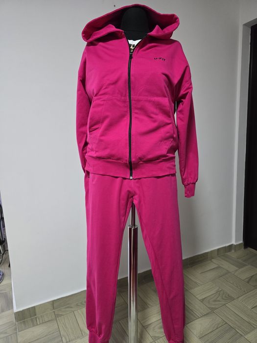 Trening dama fucsia, model cu hanorac cu gluga , buzunare laterale