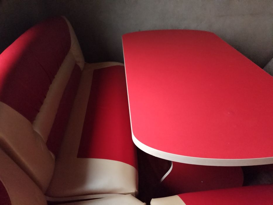 Мягкий уголок, стол со стульями