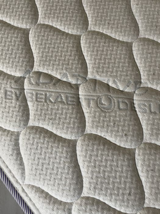 Еденично легло цвят графит, с матрак Нани и повдигащ механизъм.