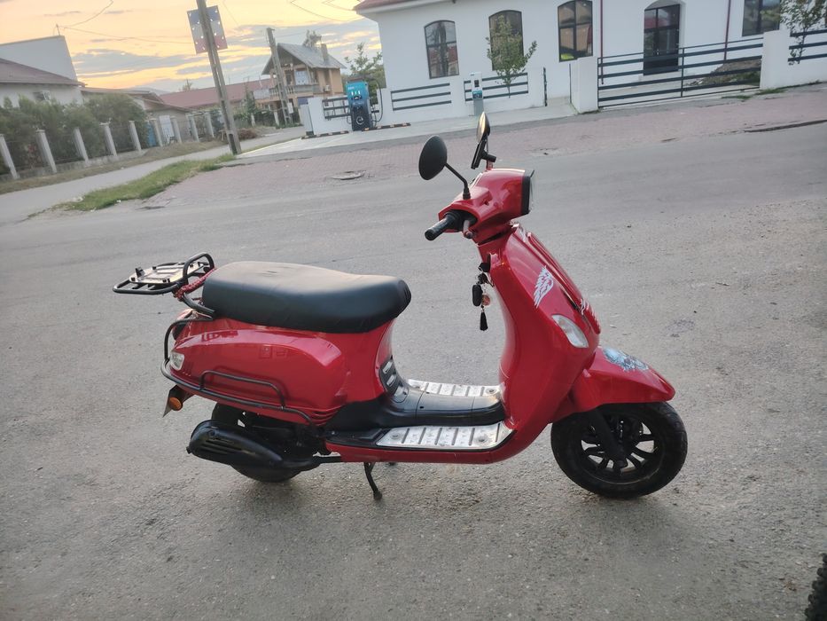 Vând scuter pe benzină fără permis.