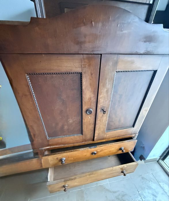 Dulap vechi din lemn .