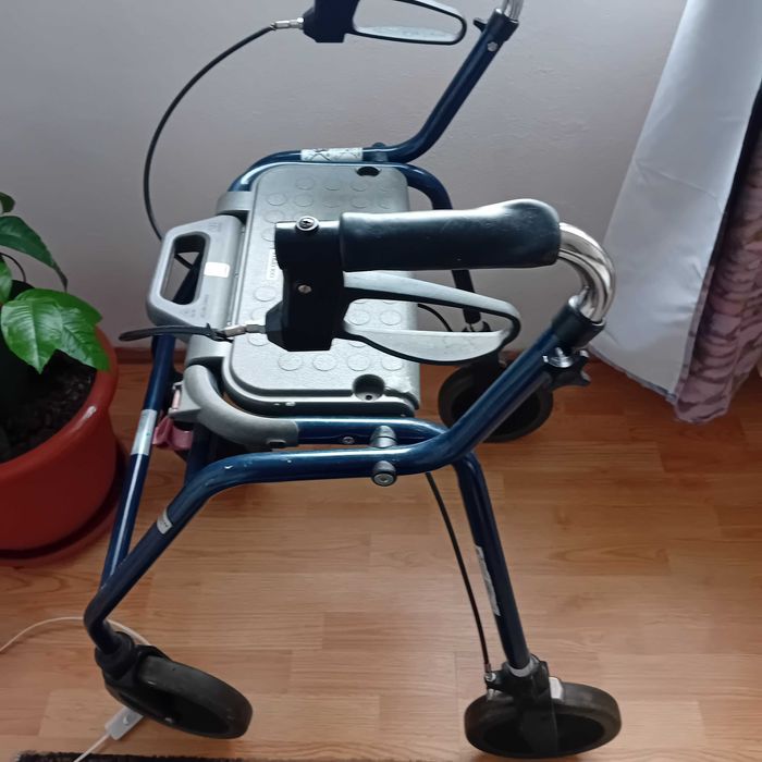 Vand rolator utilizat, in stare foarte buna.