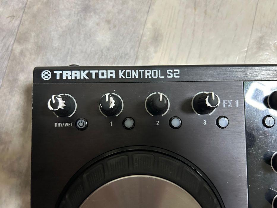Контроллер Traktor Kontrol S2