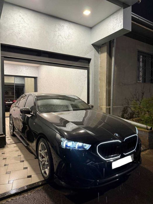 Продам BMW i5 xDrive40 в M-Perfomance обвесе + навароты , официальная