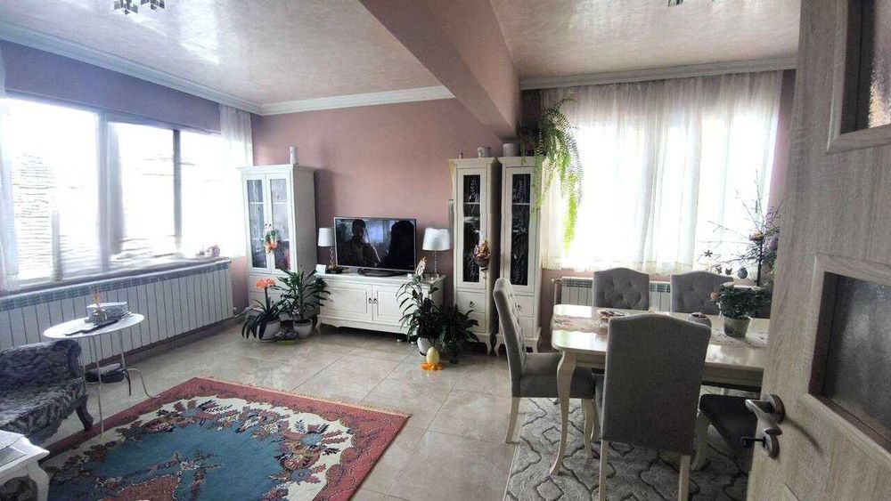 Обзаведен етаж с 3 спални + мансарден двустаен + гараж + двор