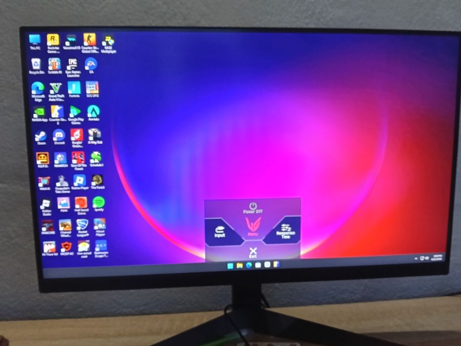 Vând monitor gaming.