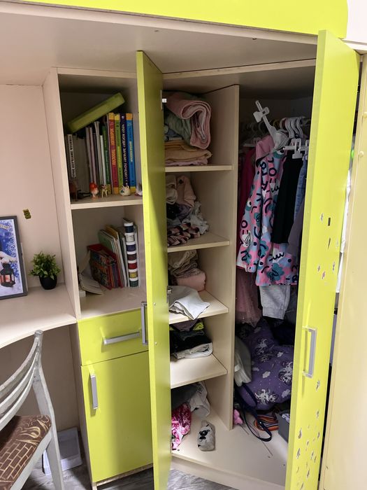 Продается детский уголок с рабочим столом,кроватью и шкафами 3 в 1
