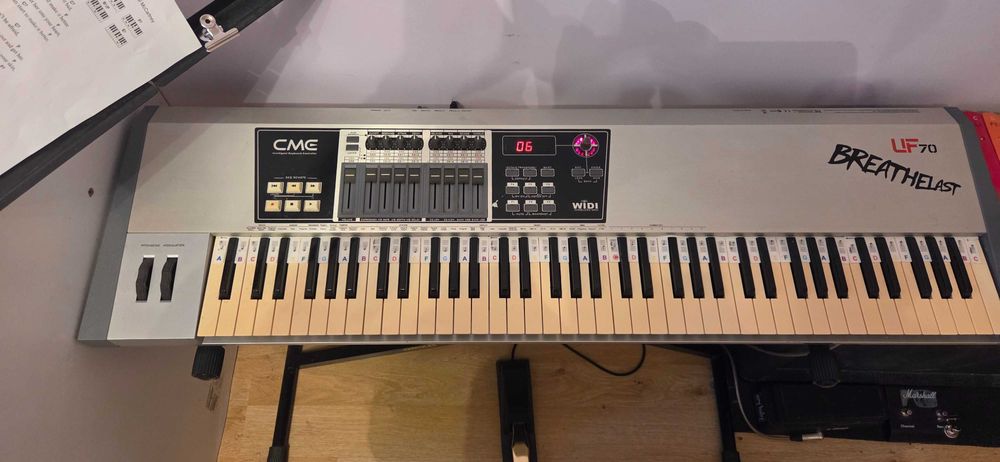 MIDI клавиатура CME UF70 със стойка и педал