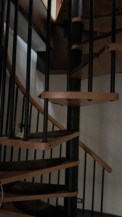 Scară elicoidală metal/lemn cu balustradă, demontare cumpărător