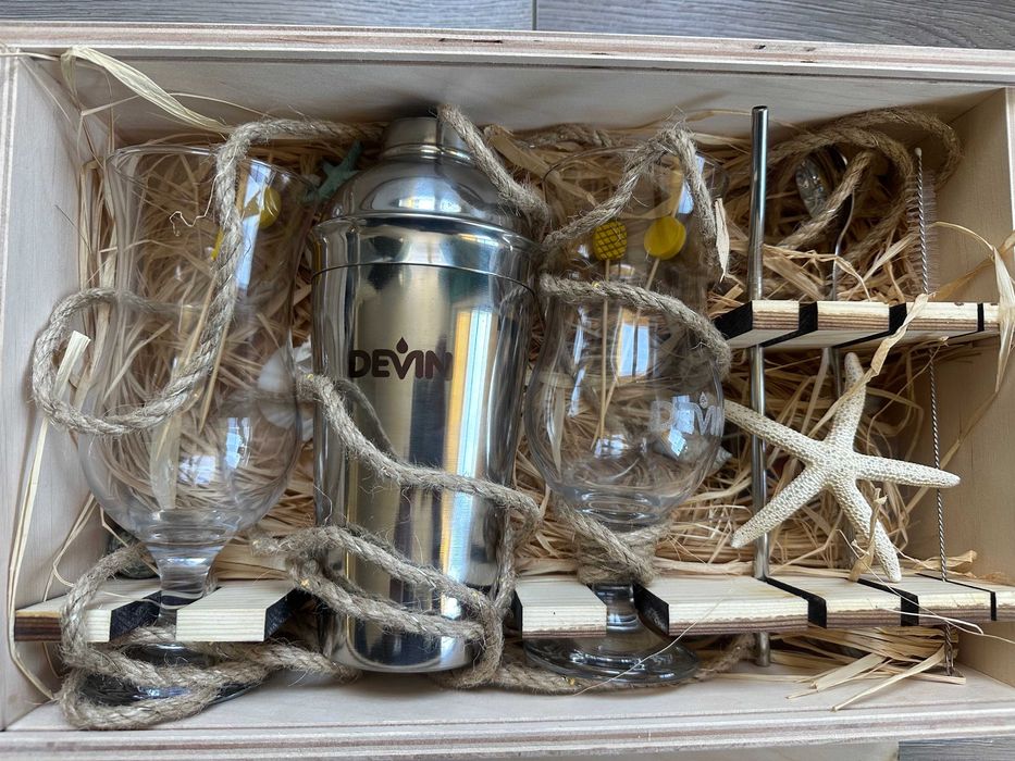 Луксозна кутия метален шейкър чаши +аксесоари Devin подход. за подарък